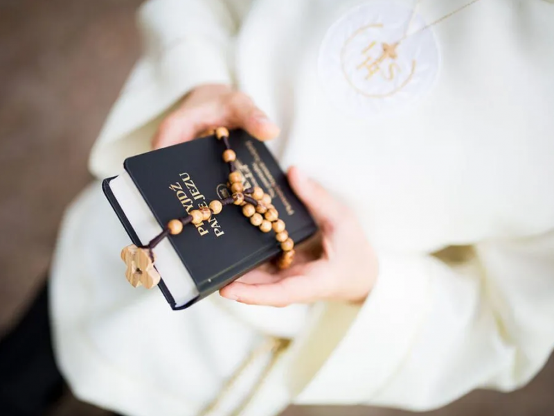 kto-siedzi-obok-dziecka-komunijnego-zasady-rozmieszczenia-miejsc-w-kosciele-i-na-przyjeciu