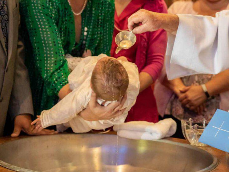 chrzest-bez-rodzicow-chrzestnych-dlaczego-kosciol-zdecydowal-sie-na-3-letni-eksperyment