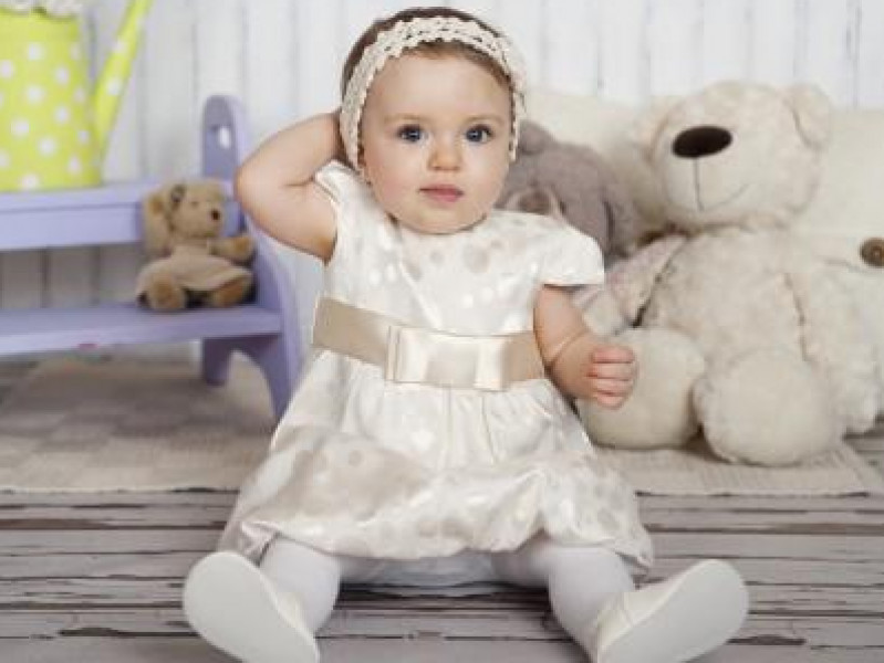 azurowe-sukienki-i-marynarskie-motywy-jak-modnie-ubrac-dziecko-na-chrzest