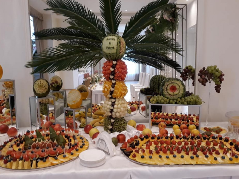 fontanna-czekoladowa-alkoholowa-bufety-i-palmy-owocowe-carving-balony-z-helem-dekoracje-balonowe zdjęcie prezentacji gdzie wesele