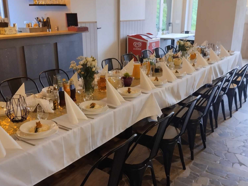 w-cztery-strony-stolu-catering-imprezy-okolicznosciowe zdjęcie prezentacji gdzie wesele